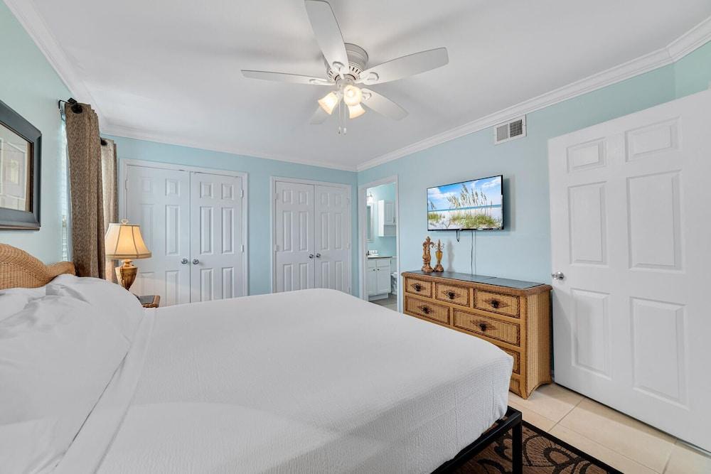 Updated, Ground Floor Unit w/ Pool & Gym, Sleeps 6