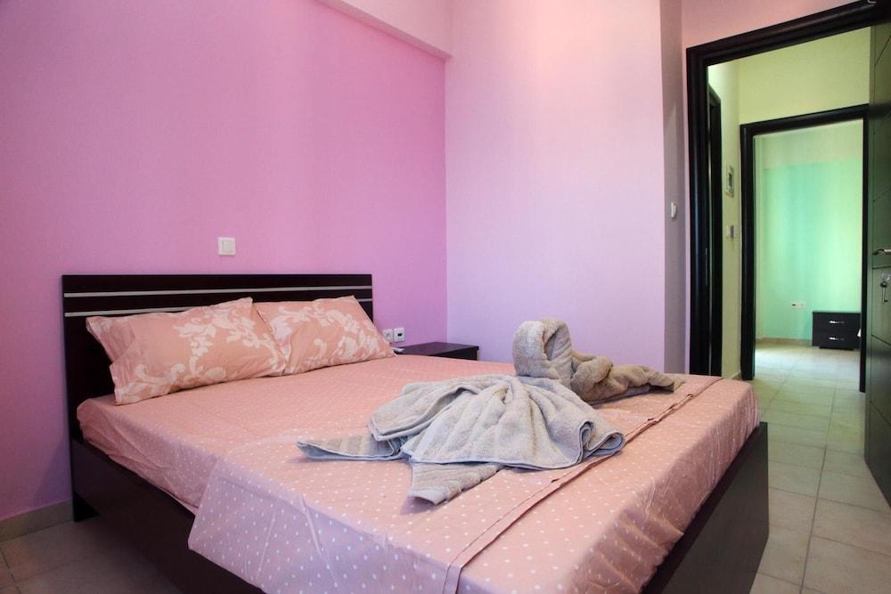 Charming 4-bed House in Nikiana