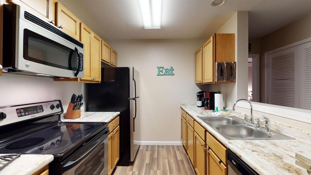 2br/2ba Full Condo w/ Pool & Gym, Sleeps 6