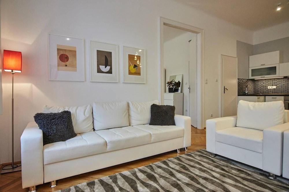 Spacious 1 Bed Basilica Apartment - With Balcony