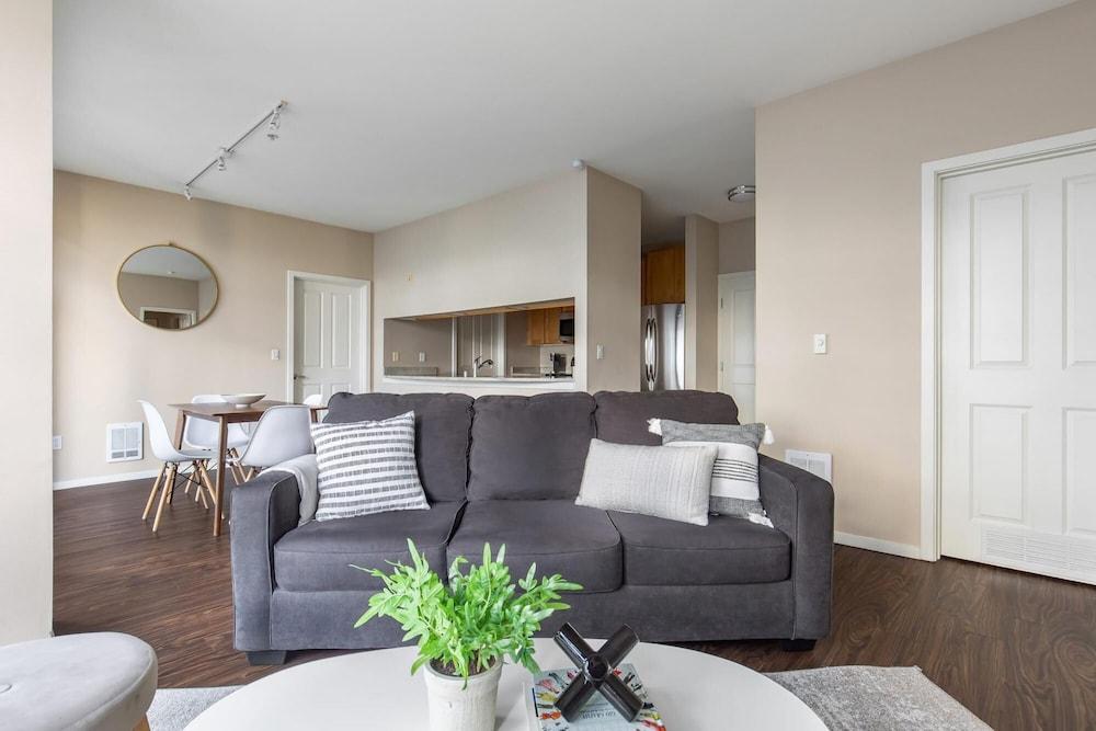 Bellevue Sophisticated 2BD 2BA Apartment