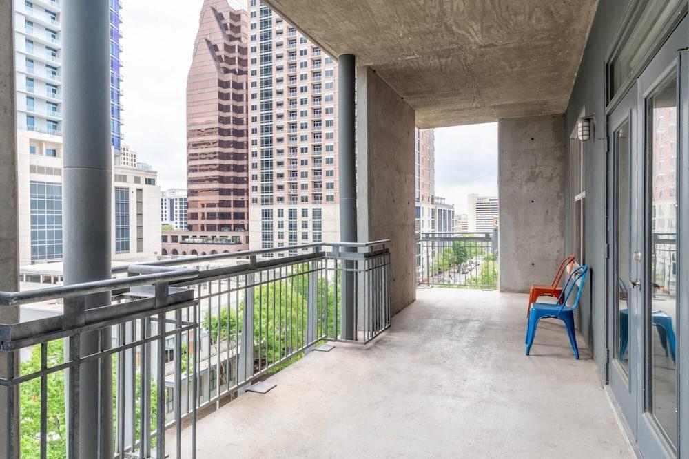 Austin Awesome 2BD 2BA Downtown Apartment