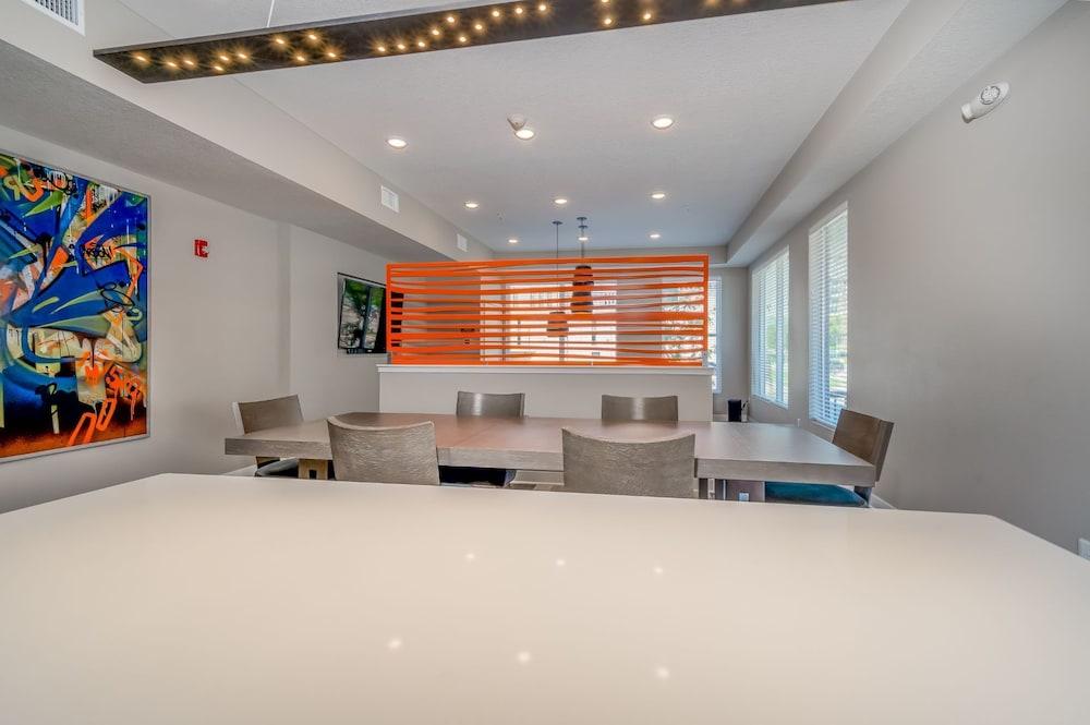 Des Moines Luxe 1BD 1BA Downtown Apartment