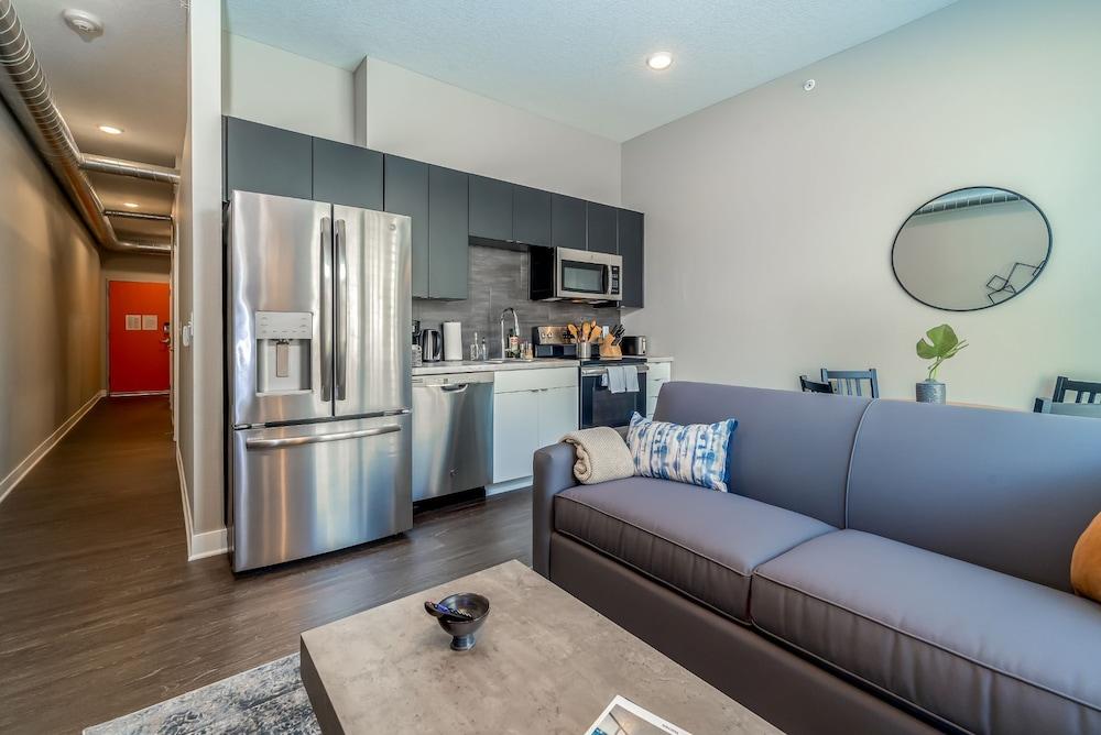 Des Moines Luxe 1BD 1BA Downtown Apartment