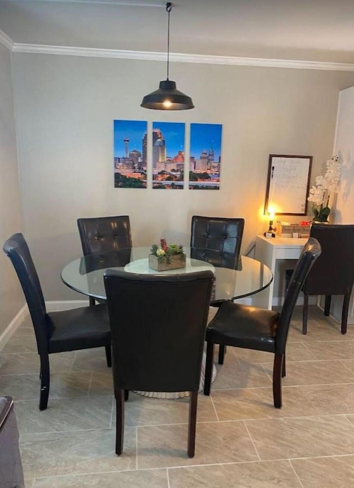 Stunning Cozy Downtown Guesthouse