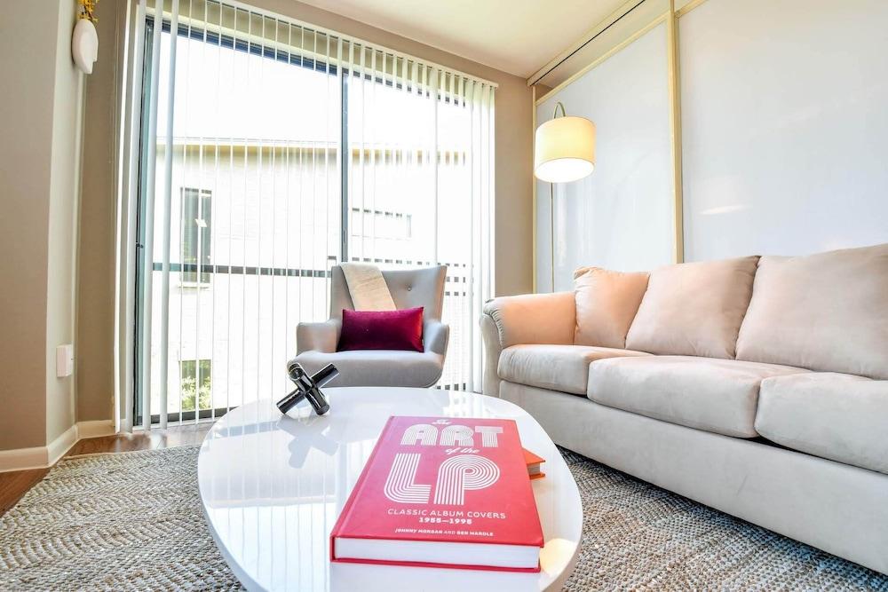 Plano Beautiful Studio Apartment