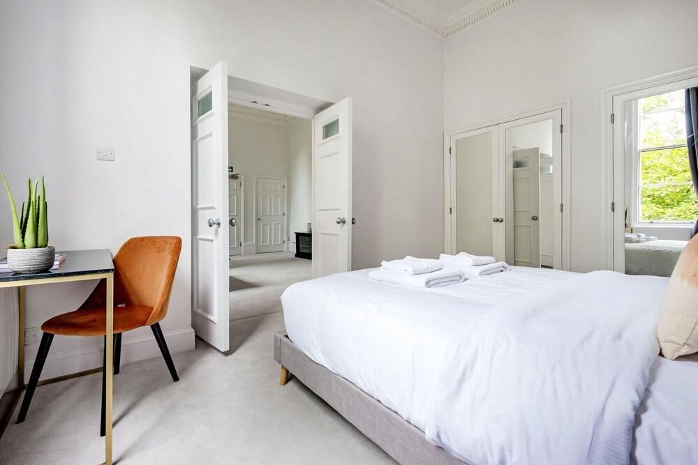 The Pavilion Road Suite Next to Sloane Square