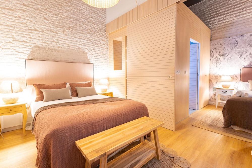 Triana Acacias by Valcambre