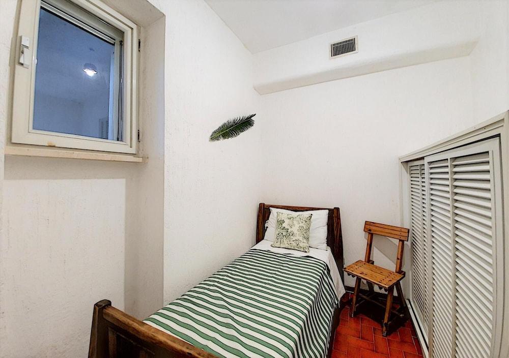 Cst002d in Castro With 5 Bedrooms and 4 Bathrooms