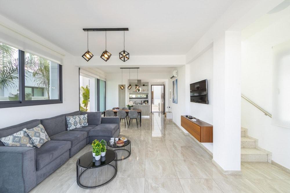 Pernera Beach Villa in Protaras