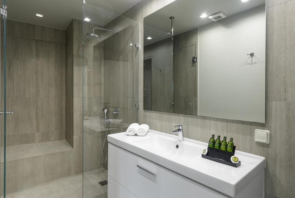 Fantastic Central Athens Suite With Rooftop Deck