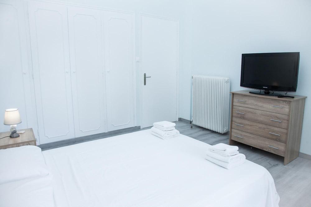 Sunny and Minimal apt in Glyfada With 3 Bdrm