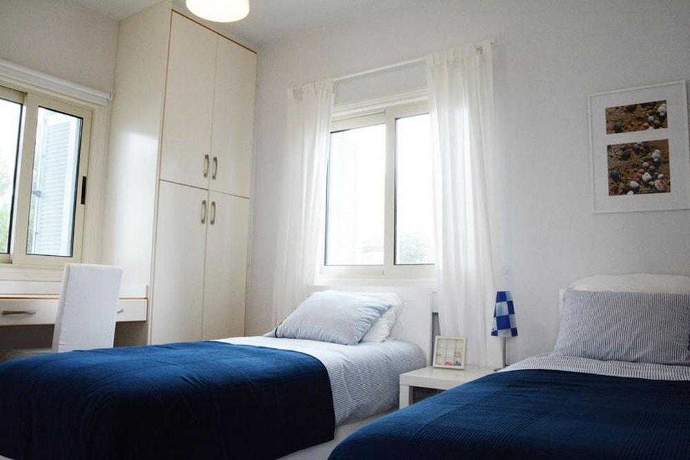 Carob Tree Villa in Latsi