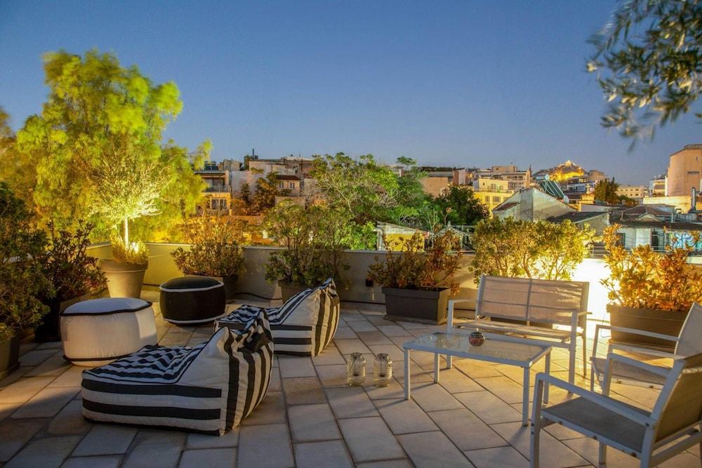 85 sqm in the Heart of Athens w Rooftop Deck