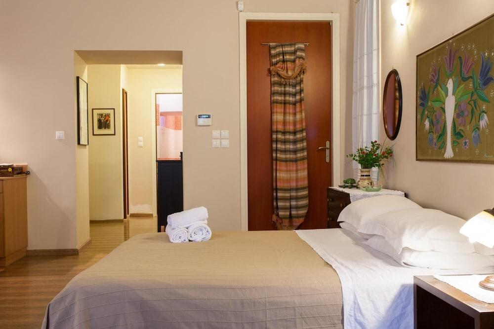 Psyri Neoclassical House w Yard - Free Parking