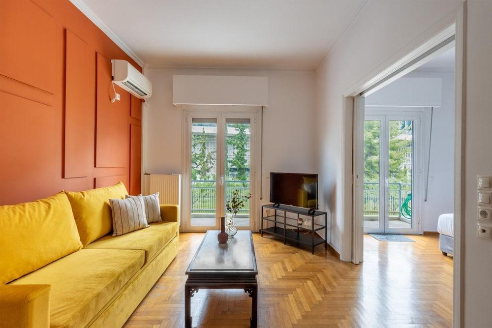 Spacious High-ceiling 2-bedroom by Acropolis Museum