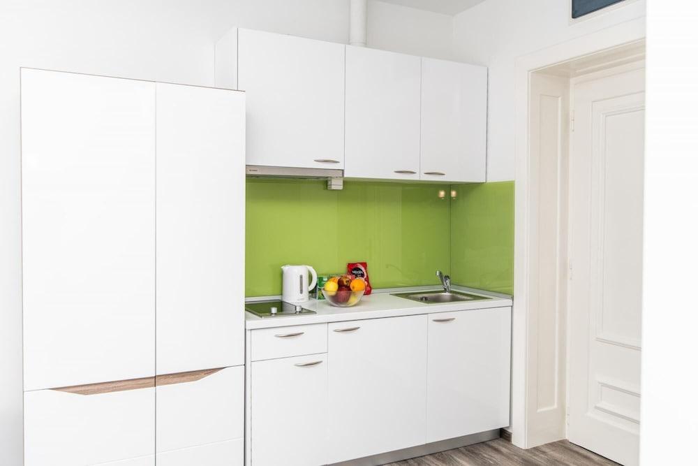 150sqm Apartment With 4 Units Great FOR Groups