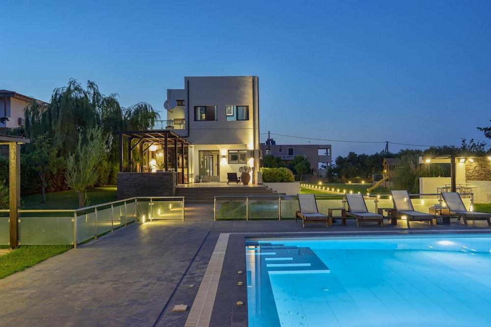 Villa Sfedami With Private Pool and Children Safet