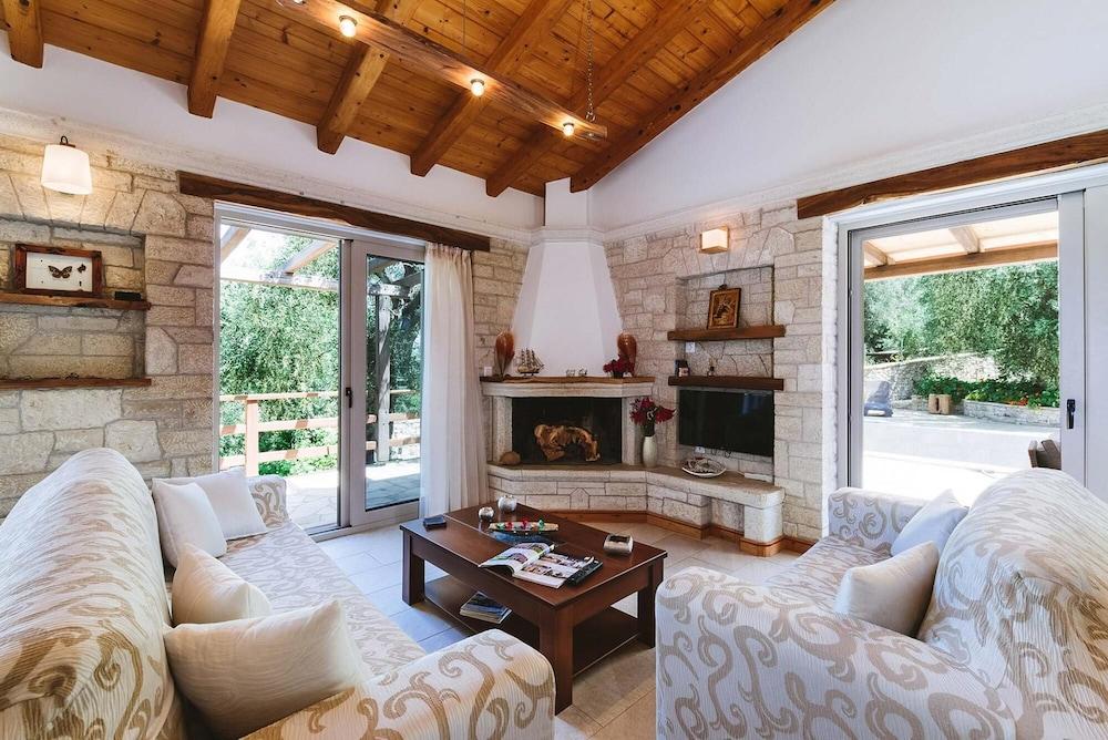 Aristea - 2 BR Villa Surrounded by Olive Groves