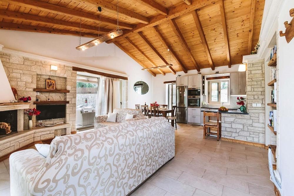 Aristea - 2 BR Villa Surrounded by Olive Groves