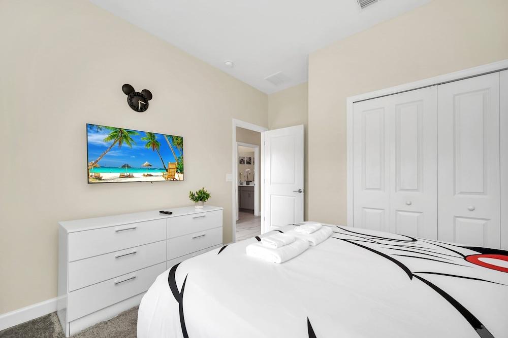 Frozen, Spiderman and Mickey Rooms, Private Pool!