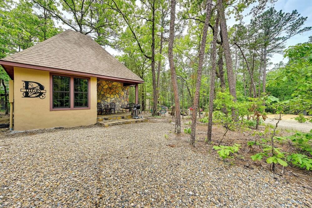 Blissful Broken Bow Studio: Fire Pit & Jacuzzi Tub
