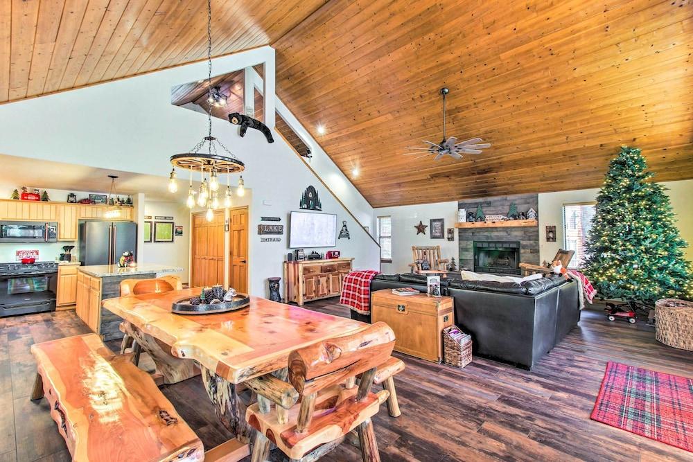 Pinetop Retreat w/ Fire Pit & Game Room!