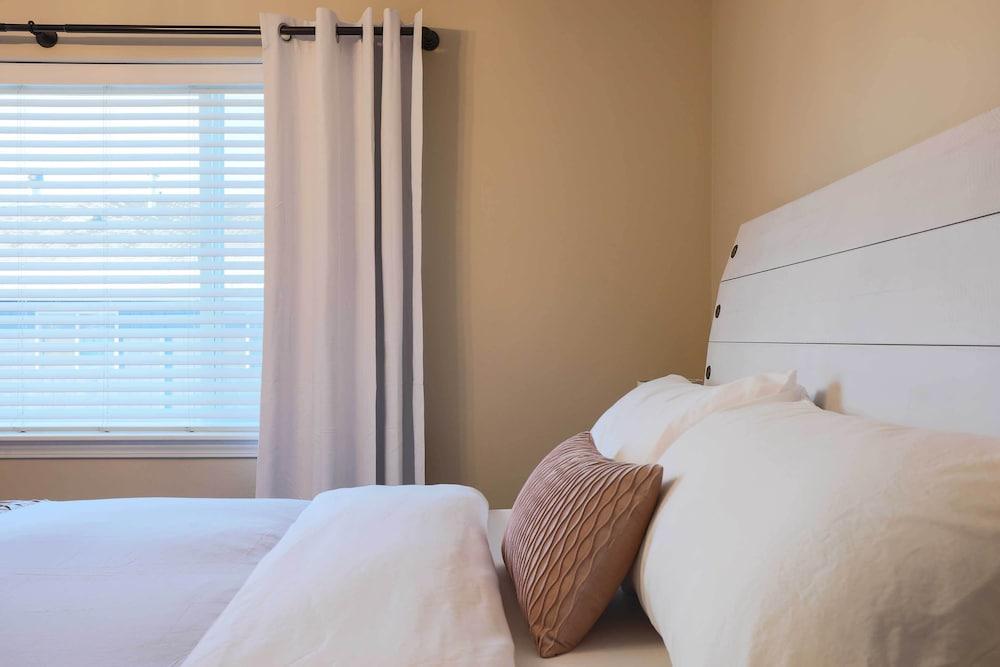 Charming Anchorage Townhouse w/ Fire Pit!