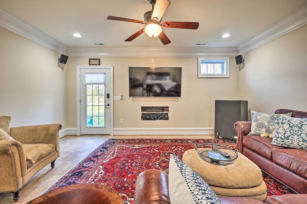 Boonsboro Studio w/ Wood-burning Fire Pit!