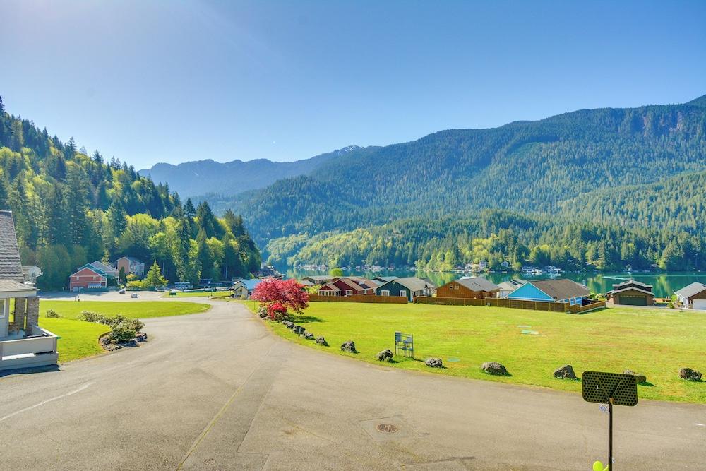 Lake-view Getaway: 20 Mi to Olympic Nat'l Park!