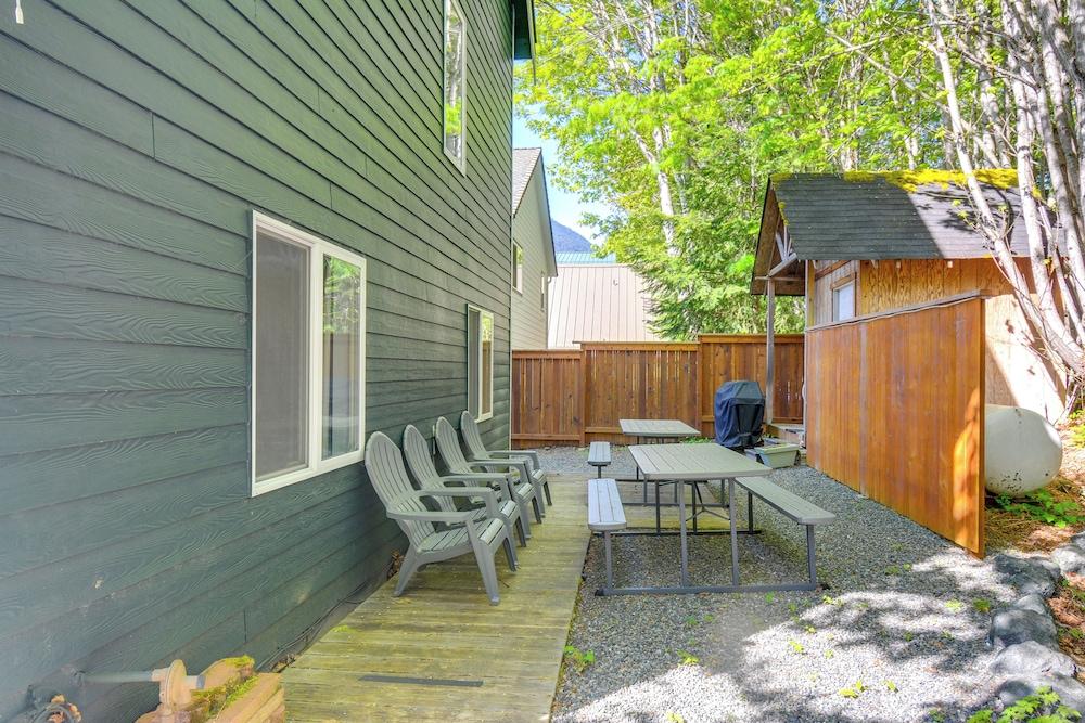 Lake-view Getaway: 20 Mi to Olympic Nat'l Park!