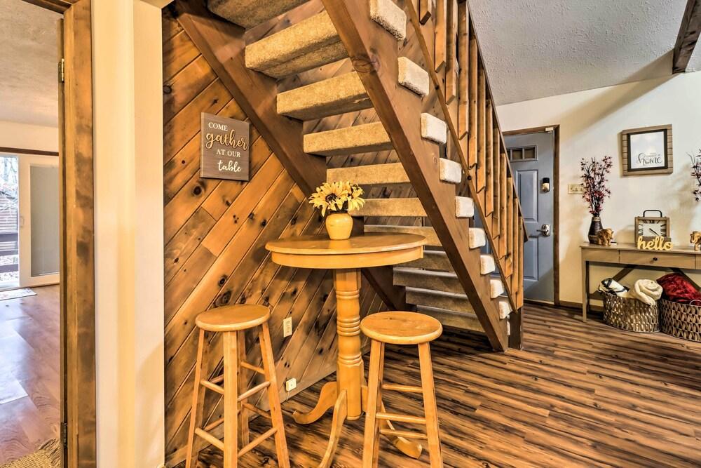 Near Big Boulder Mtn: Cabin w/ Furnished Deck