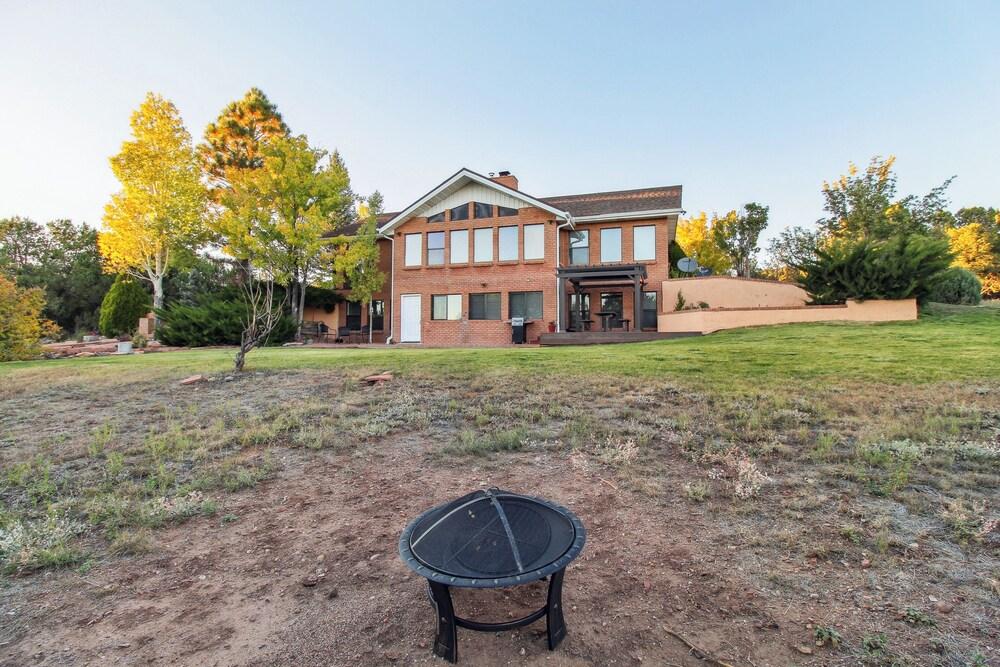 Patio, Grill & Fire Pit: Show Low Escape!