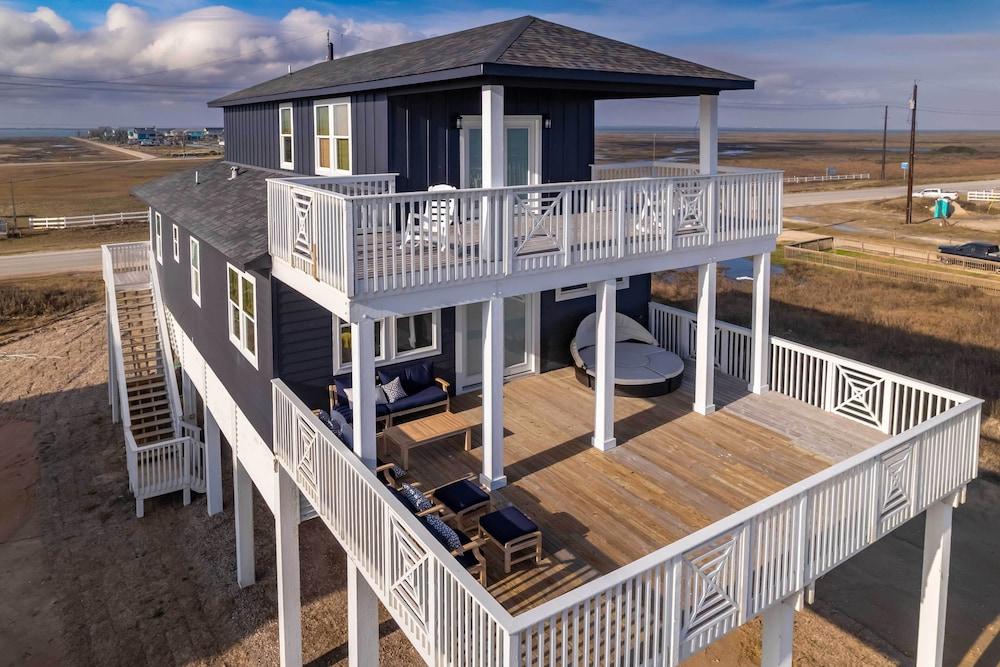 Deck & Ocean Views: Beachfront Home in Freeport