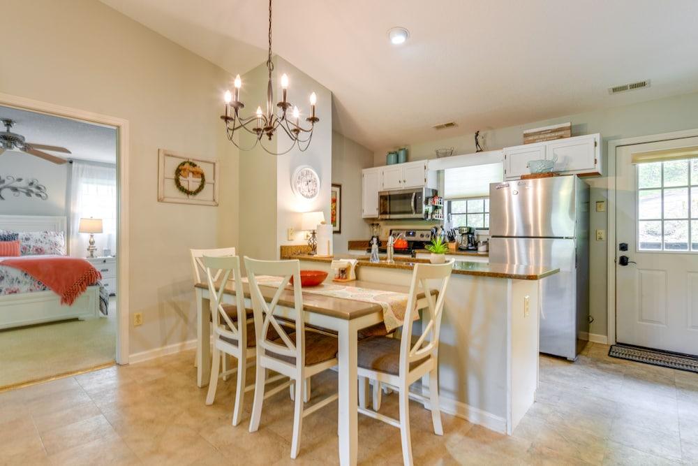 Bright Franklin Villa: Fireplace, Golf Course View