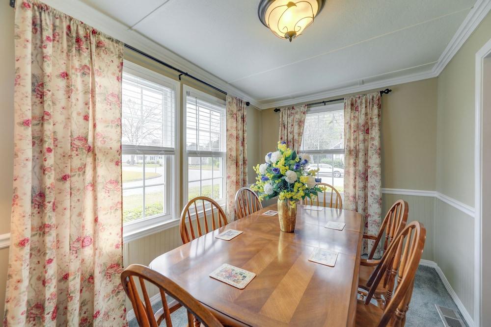 Charming New Bern Cottage w/ Grill & Fire Pit!