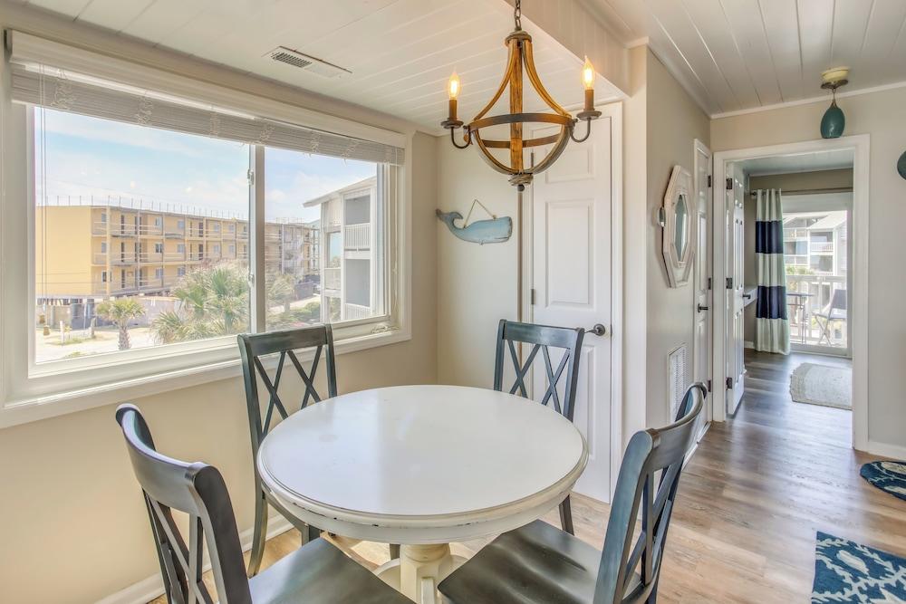 Carolina Beach Condo w/ Community Pool