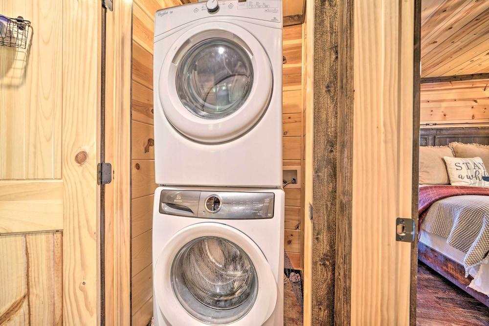 Broken Bow Escape w/ Hot Tub & Basketball Court!