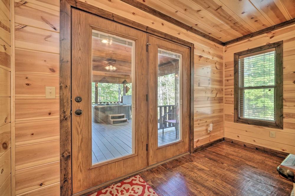 Broken Bow Escape w/ Hot Tub & Basketball Court!