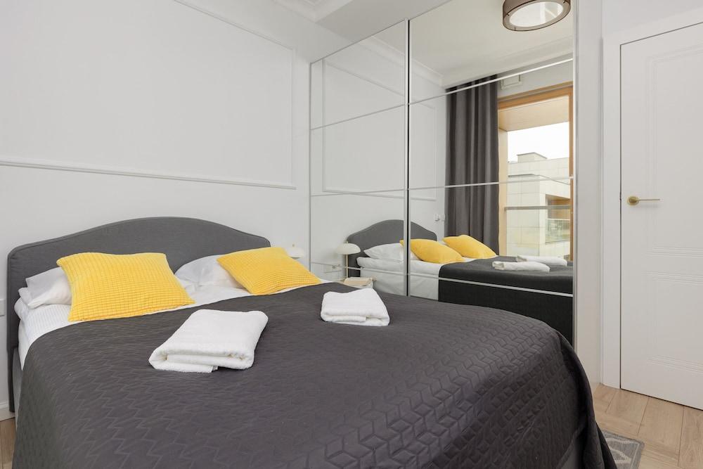 Apartment Kolejowa & Parking by Renters