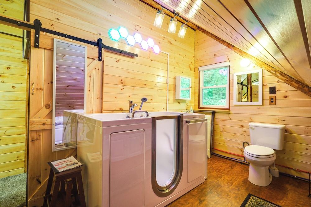 Cozy Elizabethtown Cabin w/ Fire Pit!