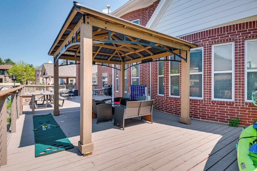 Beautiful Montgomery Home w/ Lakefront Deck!