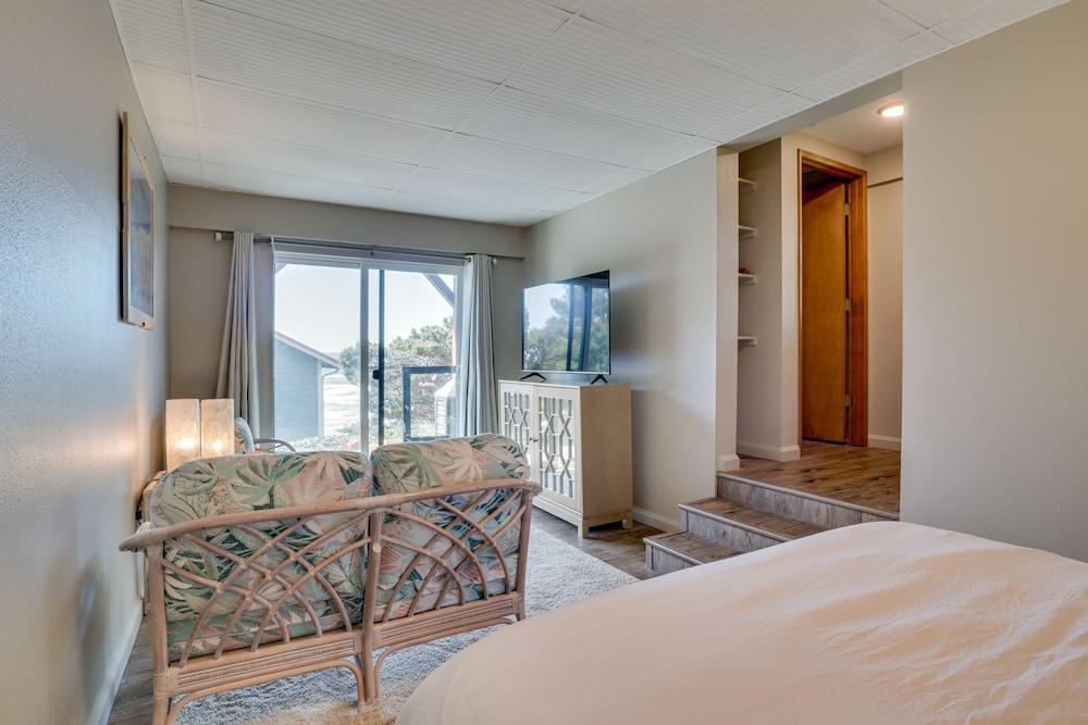 Pacific Penthouse With Sunroom & Ocean Views!