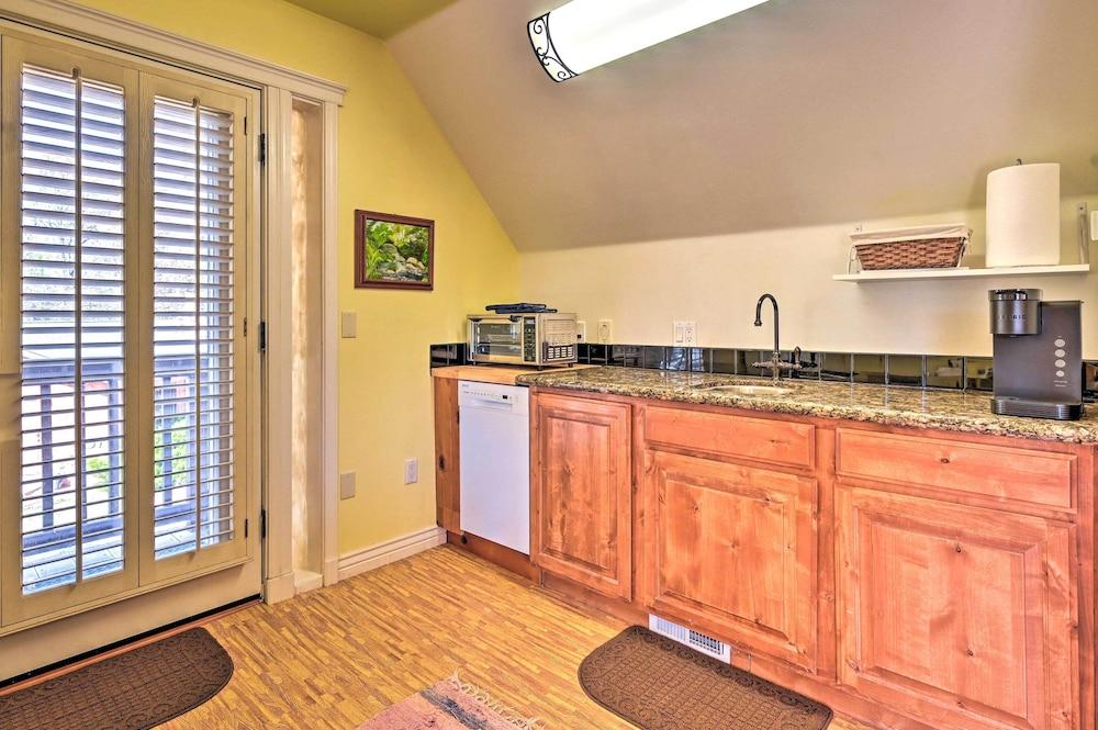 Riverside Tree House Suite w/ Balcony & Grill