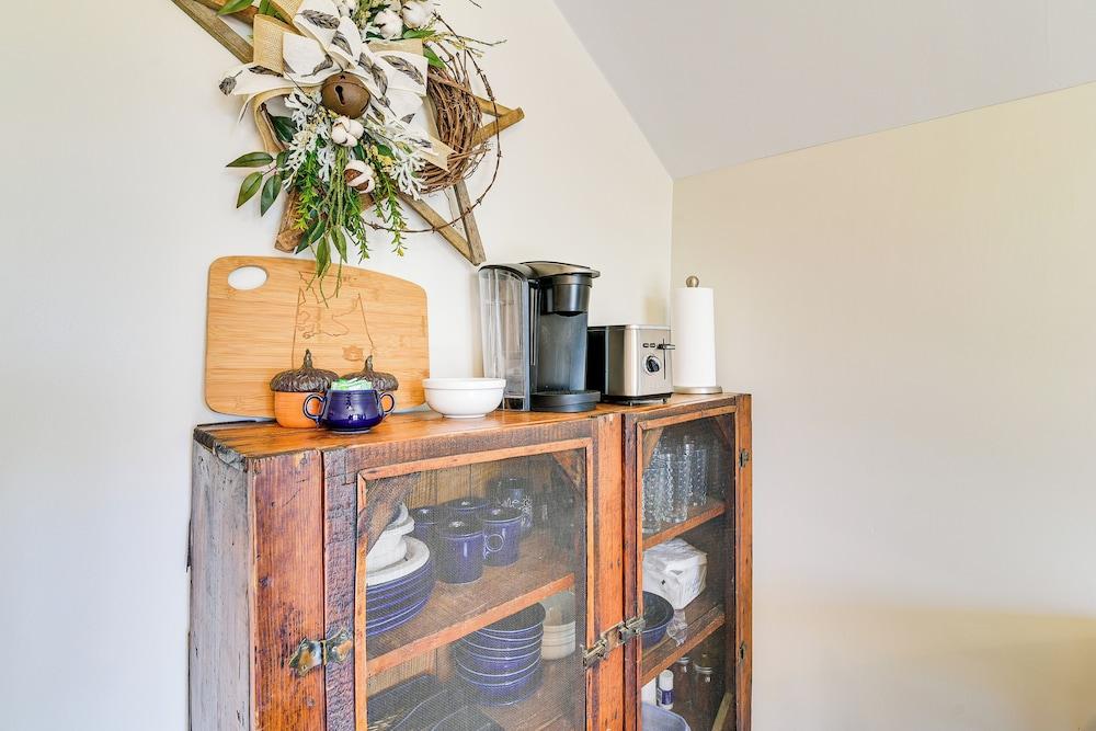 Cozy Lewisburg Getaway w/ Deck + Lake Access!