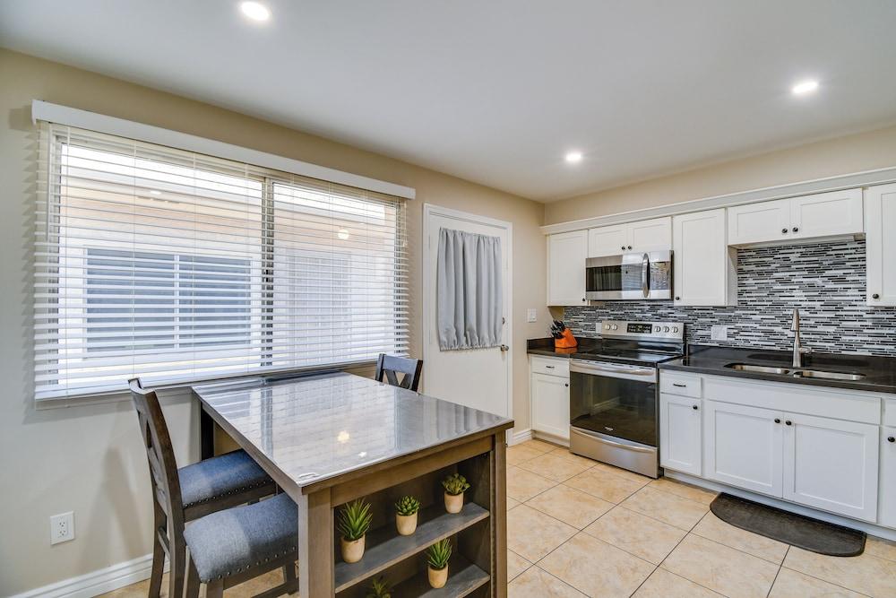 Golf, Shop & Hike: Youngtown Hideaway!