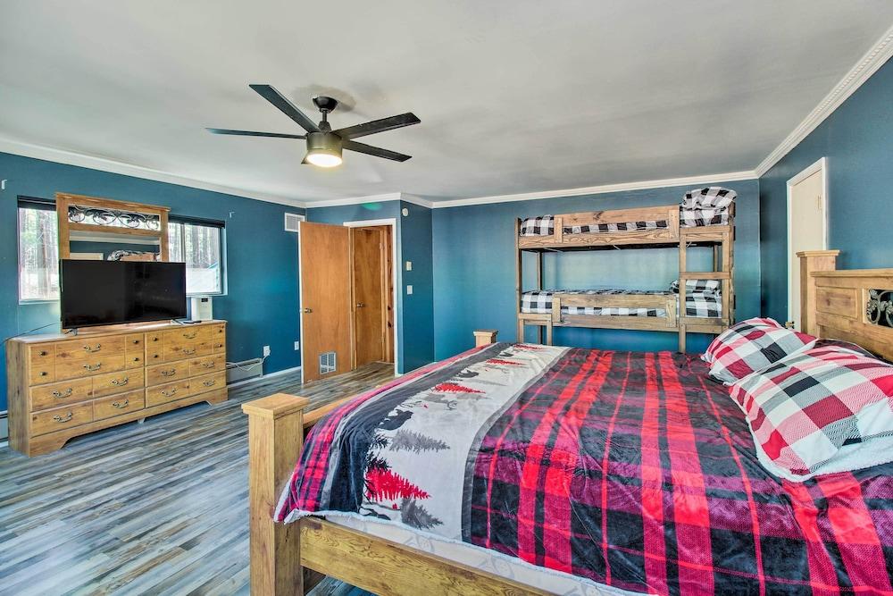 Furnished Patio & Fire Pit: Pinetop Cabin!