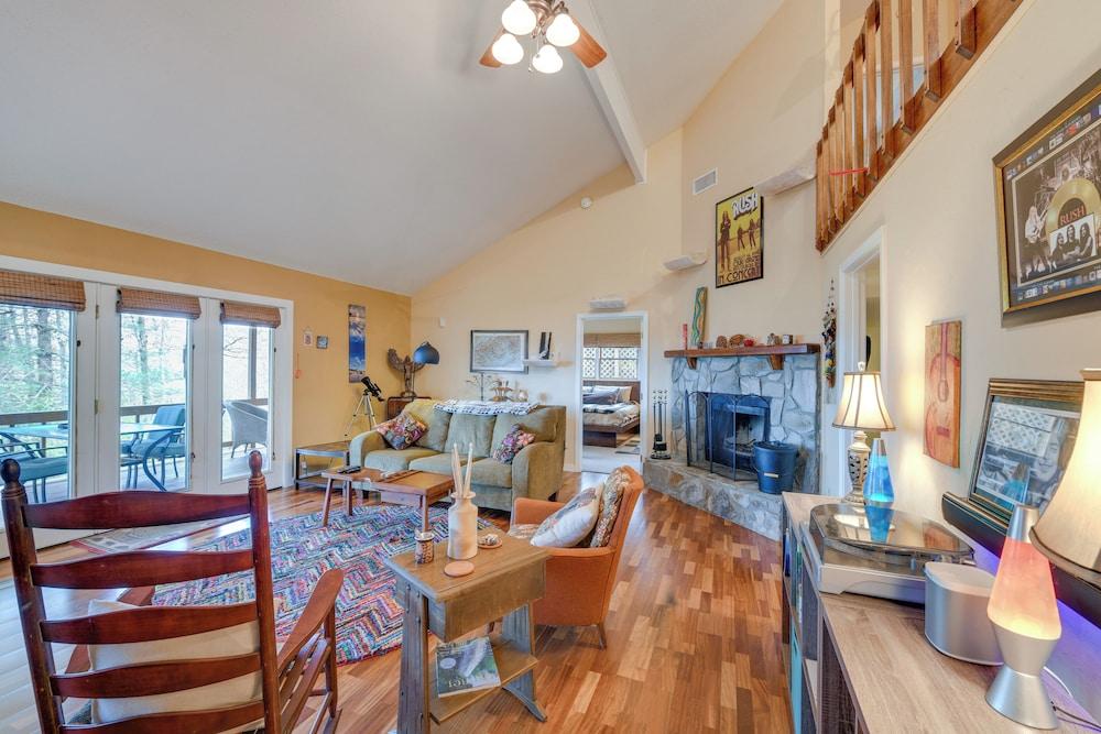 Franklin Cabin: Deck With Smoky Mountain Views!