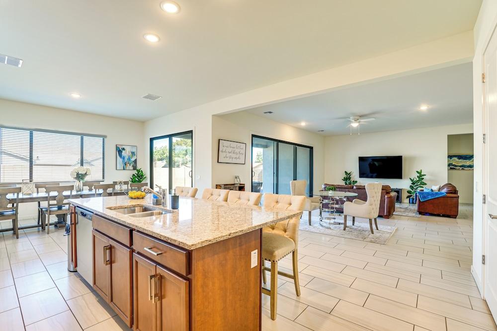 Modern Glendale Getaway ~ 3 Mi To Stadium!