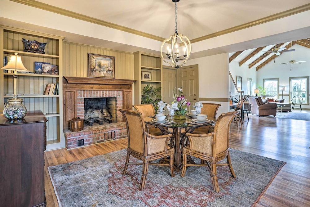 'chateau Ridge' Peaceful Retreat w/ Fire Pit!
